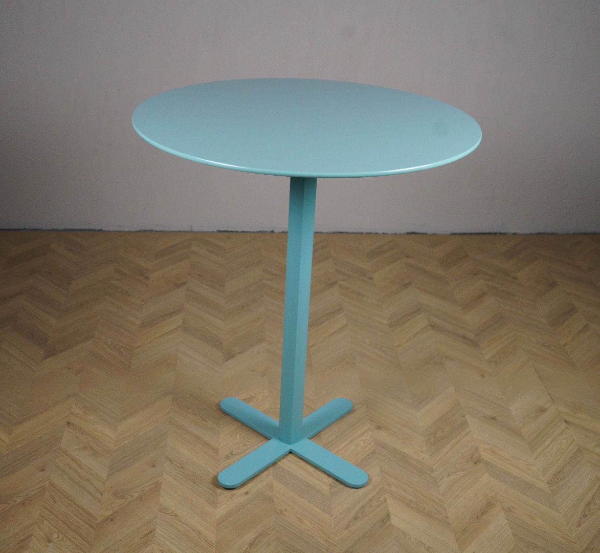 Montana lyseblå cafébord med rund bordplade på 90 cm – stilrent og robust højbord til hjem eller kontor.